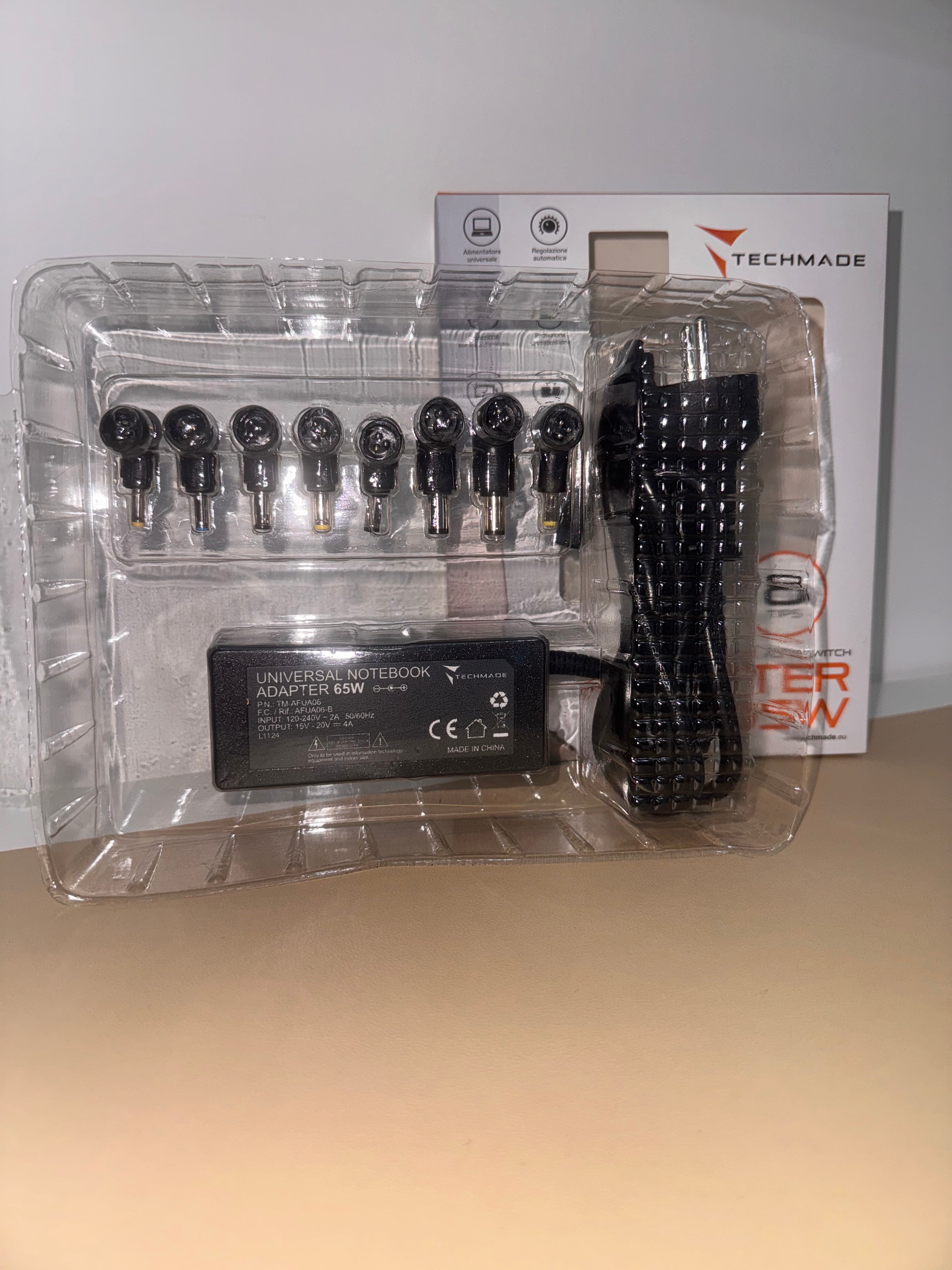 NOTEBOOK ADAPTER 65W Alimentatore universale 65W per Notebook con 8 Tips intercambiabili